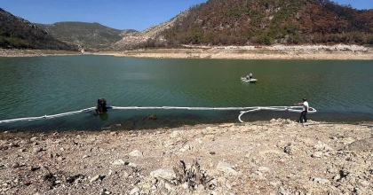 TRAKTÖR BARAJA DEVRİLDİ, ALTINDA KALAN SÜRÜCÜ ÖLDÜ