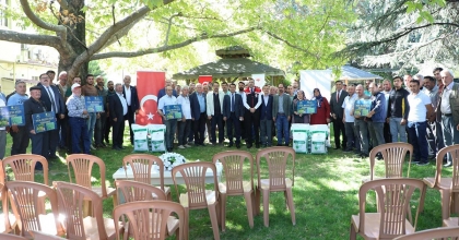 UŞAK’TA ÜRETİCİLERE 24 TON YEM BEZELYESİ DAĞITILDI