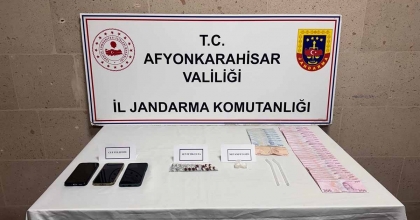 UYUŞTURUCU MADDELER İLE YAKALANAN 3 KİŞİ GÖZALTINA ALINDI
