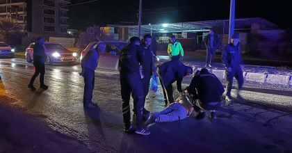 YOLA ATLAYAN KADINA OTOMOBİL ÇARPTI