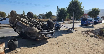 YENİPAZAR’DA KAMYONET TAKLA ATTI: 2 YARALI