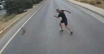 YOLA DÜŞEN TELEFONUNU ALMAK İSTERKEN CANINDAN OLUYORDU