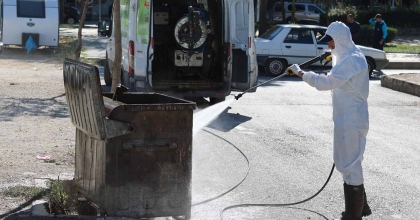 YUNUSEMRE'DE KONTEYNERLER DEZENFEKTE EDİLİYOR