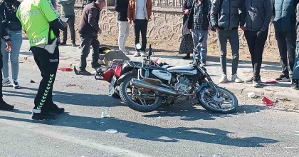2 MOTOSİKLETİN ÇARPIŞTIĞI KAZADA SÜRÜCÜLER AĞIR YARALANDI