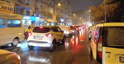 AFYONKARAHİSAR'DA BEKLENEN KAR YAĞIŞI BAŞLADI