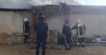 AKARYAKIT İSTASYONUNUN BİTİŞİĞİNDEKİ DEPODA YANGIN ÇIKTI