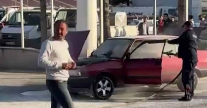 ALEV ALAN FİAT ARACIN SÜRÜCÜSÜ SON ANDA ÖLÜMDEN DÖNDÜ