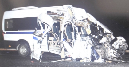 AKHİSAR’DA KAMYON İLE MİNİBÜS ÇARPIŞTI: 1 ÖLÜ, 2 YARALI