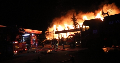 ALEVLERİN ARASINDAN ÇIKAMAYAN ÇALIŞAN ÖLDÜ