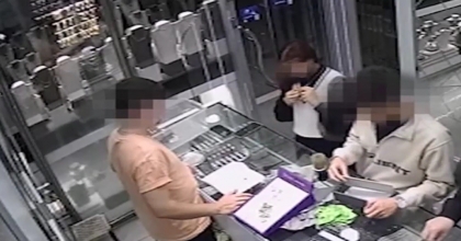 İZMİR'DE DÜŞÜK AYARLI ALTINLARLA KUYUMCULARI DOLANDIRDILAR