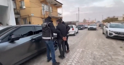 İZMİR'DE SİLAH KAÇAKÇILIĞI VE UYUŞTURUCU OPERASYONU: 4 GÖZALTI