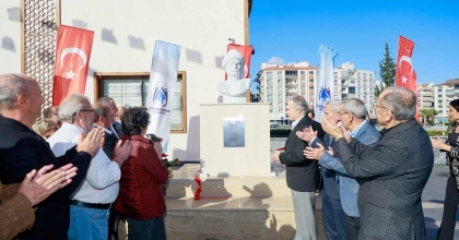 ÖĞRETMENİNİN HEDİYESİNİ MEYDANA DİKTİ