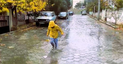 AYLARDAN SONRA DÜŞEN YAĞMUR YÜZLERİ GÜLDÜRDÜ