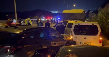 AFYONKARAHİSAR'DA 10 ARACIN KARIŞTIĞI ZİNCİRLEME KAZA: 18 YARALI
