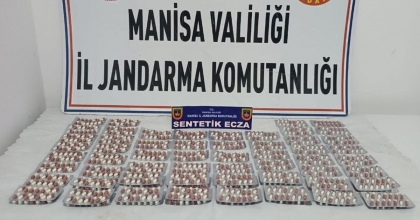 ARACINDA YÜZLERCE SENTETİK ECZA HAPIYLA YAKALANDI