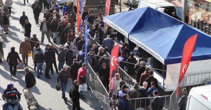 BÜYÜKŞEHİR’İN ÜRETTİĞİ FİDELER SÖKELİ VATANDAŞLARA DAĞITILDI