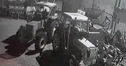 AYDIN'DA TRAKTÖR HIRSIZLIĞI KAMERADA