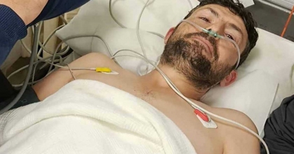 BİRİKEN ÇÖPLERİ TOPLAYAN İŞÇİ SIRTINDAN BIÇAKLANDI