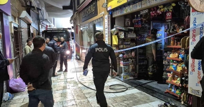 CİNNET GETİREN ŞAHIS KARDEŞİNİN BULUNDUĞU MARKETİ ATEŞE VERDİ