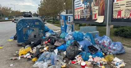 BELEDİYE ÇALIŞANLARI İŞ BIRAKTI, İLÇEDE ÇÖP YIĞINLARI OLUŞTU