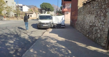 BUHARKENT'TE KAZA YAPAN ARAÇLAR KALDIRIMA ÇIKTI