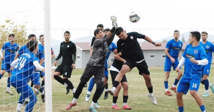 ÇAL BELEDİYESPOR LİDERLİĞİNİ KORUDU