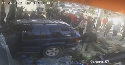 CİP MAĞAZAYA DALDI, ORTALIK SAVAŞ ALANINA DÖNDÜ: 4 YARALI