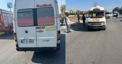 DOLMUŞ ŞOFÖRÜNÜN ARACINDAN İNDİRDİĞİ YOLCULARI EZDİĞİ ANLAR GÜVENLİK KAMERASINDA