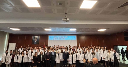 DİŞ HEKİMİ ADAYLARI BEYAZ ÖNLÜKLERİNİ GİYDİ