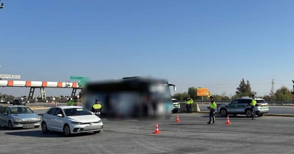 DÜZENSİZ GÖÇMENLER OTOYOL JANDARMASI’NDAN KAÇAMADI