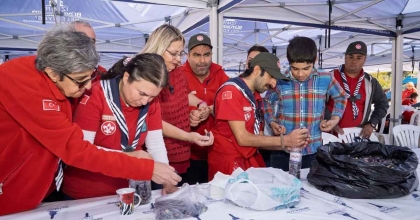 ENGELLİ BİREYLER ZEYTİN HASADI SAYESİNDE SOSYALLEŞTİ