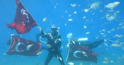 FETHİYE’DE ATATÜRK’Ü DENİZ DİBİNDE ANDILAR