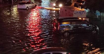 FETHİYE’DE SAĞANAK YAĞIŞ YOLLARI GÖLE ÇEVİRDİ