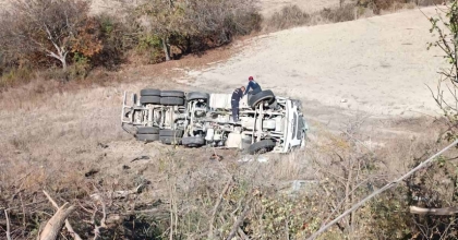FRENİ BOŞALAN BETON MİKSERİ YOLDAN ÇIKTI: 1 YARALI