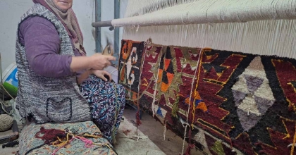 GELENEKSEL KİLİMLER KADINLARIN ELİNDE ŞEKİLLENİYOR