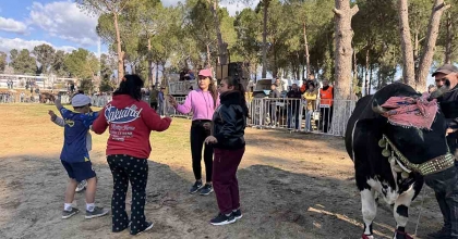 GÜREŞİ KAZANINCA DAVUL ZURNA EŞLİĞİNDE OYNADI