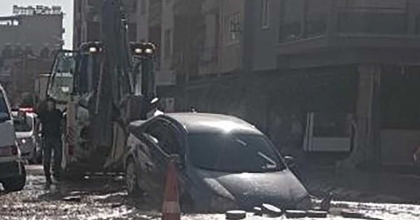 İÇME SUYU HATTI PATLADI, OTOMOBİL İÇİNE DÜŞTÜ