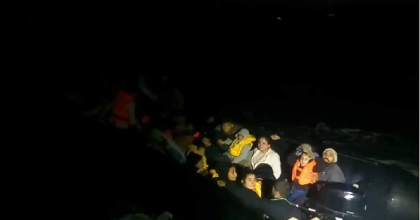 İZMİR AÇIKLARINDA 24'Ü ÇOCUK 53 DÜZENSİZ GÖÇMEN YAKALANDI  