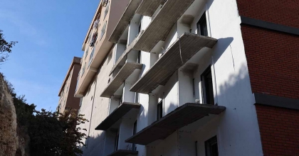 ÇÖKEN BALKONDAN ZEMİNE DÜŞEN İŞÇİ HAYATINI KAYBETTİ