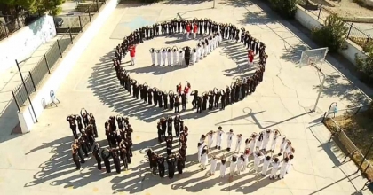 İZMİR’DE İLKOKUL ÖĞRENCİLERİNDEN '09.05' VE '1938' KOREOGRAFİSİ