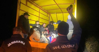 İZMİR'DE KAMYONET KASASINDA 40 KAÇAK GÖÇMEN YAKALANDI