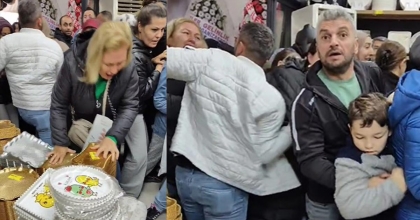 İNDİRİMLİ ÜRÜN İÇİN BİRBİRLERİNİ EZDİLER, YERLERE DÜŞTÜLER