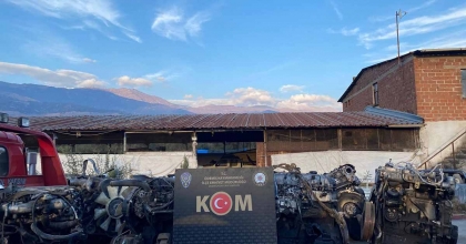 İZMİR'DE OTO TAMİR SERVİSİNE MOTOR ŞASESİ OPERASYONU