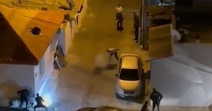 İZMİR'DE SOKAK ORTASINDA POMPALI TÜFEKLE YARALAMA KAMERADA