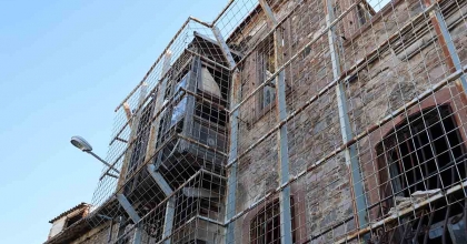 YIKILMAYA YÜZ TUTMUŞ TARİHİ YAPILARA ‘DEMİR KORKULUKLU' ÖNLEM