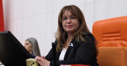 KARACA MAVİ KURDELE İLE KÜRSÜYE ÇIKTI