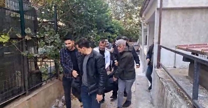 KAFASINA ŞİŞE İLE VURUP SIRTINDAN BIÇAKLAYARAK ÖLDÜRDÜ