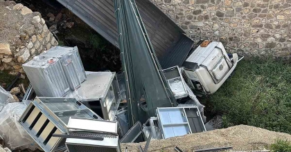 KARŞI ŞERİDE GEÇEN TIR DEREYE DÜŞTÜ