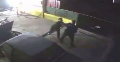 KENDİLERİNİ UYARAN POLİSLERE SALDIRDILAR