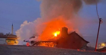 KERPİÇ EVDE ÇIKAN YANGIN PANİĞE NEDEN OLDU